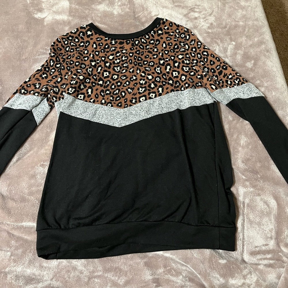 Leapord design long sleeve sweater. Size small.